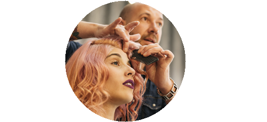 peluquero peinando una clienta