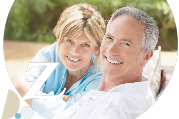 pareja mayor sonriendo mirando a cámara