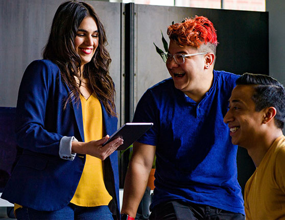 Grupo de trabajadores riéndose en una oficina 