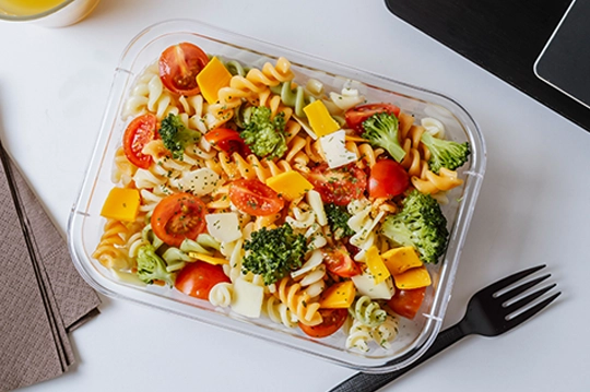 Ensalada de pasta en un tupperware