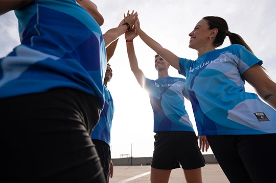 Corredores chocando manos