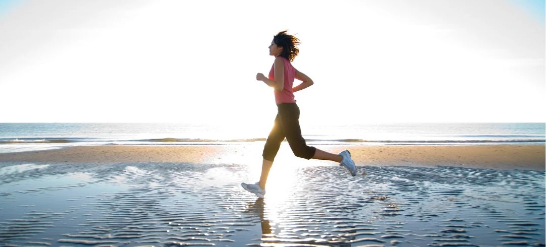 Chica corriendo por la playa