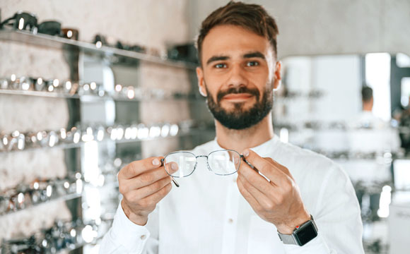 Hombre sujetando unas gafas