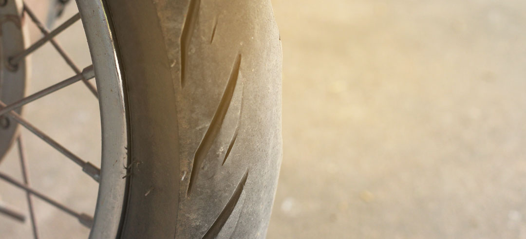 Neumático de una moto desgastado